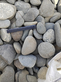 Kamenclub.ru: Галька речная плоская (темно-серая) фр. 70-150 мм. купить в Улан-Уде галечник природный темно-серый серый синий речная плоская природная окатанная  9000 руб/т   фото КАМЕНЬ КЛУБ