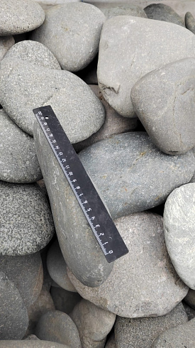 Kamenclub.ru: Галька речная плоская (темно-серая) фр. 70-150 мм. купить  в Улан-Уде галечник природный темно-серый серый синий речная плоская природная окатанная  9000 руб/т   фото КАМЕНЬ КЛУБ