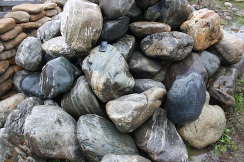 Kamenclub.ru: Речной валун Кабанчик фр.300-500 мм.  купить в Улан-Уде крупный природный камень галька серый, темно-серый речной валун галечник масштабный 7000 руб/т   фото КАМЕНЬ КЛУБ