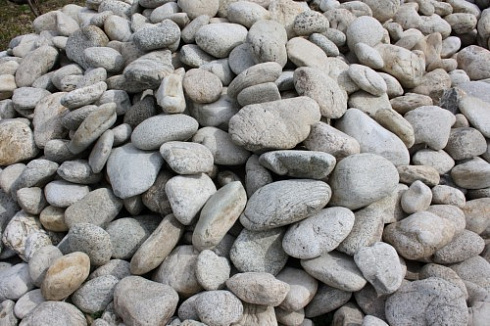 Kamenclub.ru: Бело-серый валунчик фр.100-300 мм.  купить в Улан-Уде крупный камень для ландшафта серый, белый бело-серый валун крупная галька 4500 руб/т   фото КАМЕНЬ КЛУБ