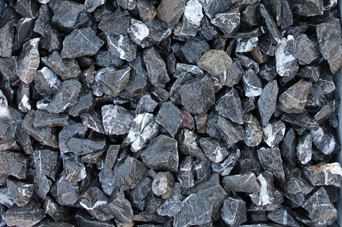 Kamenclub.ru: Щебень крошка черный (мрамор) фр. 40-70 мм.  купить в Улан-Уде мрамор черный с белыми прожилками, черный, белый декоративный щебень 11000 руб/т   фото КАМЕНЬ КЛУБ