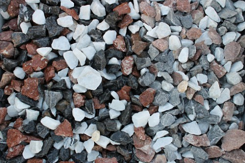 Kamenclub.ru: Мраморная крошка (щебень крошка микс : белый-черный-розовый) фр. 20-40 мм.  купить в Улан-Уде мрамор белый, черный, розовый декоративная ландшафтная крошка 12000 руб/т   фото КАМЕНЬ КЛУБ