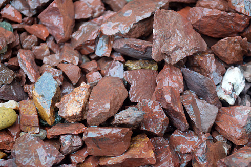 Kamenclub.ru: Щебень крошка красный (ЯШМА) фр. 5-10 мм.  купить в Улан-Уде крошка каменная яшмы красный, бордовый, темно-красный декоративная крошка ландшафтная каменная яшмоидная 8500 руб/т   фото КАМЕНЬ КЛУБ