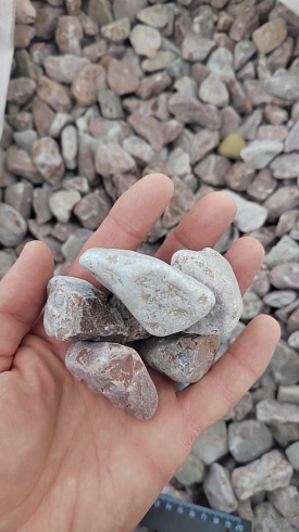 Kamenclub.ru: Мраморная крошка (щебень галтованный розовый) фр.20-40 мм.  купить в Улан-Уде мрамор розовый, красный оголтованный округлый щебень  15000 руб/т   фото КАМЕНЬ КЛУБ