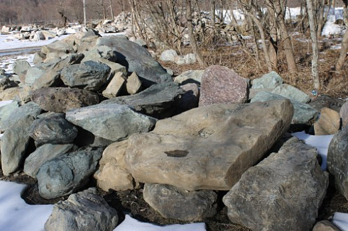 Kamenclub.ru: Гранит скальник (серо-зеленый) фр. 500-1500 мм.  купить в Улан-Уде гранит мрамор  серый зеленый темно-серый глыба скальная колотая ландшафтная 7 500 руб/т   фото КАМЕНЬ КЛУБ