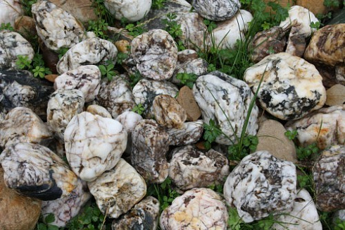 Kamenclub.ru: Кварцевый валунчик фр.100-300 мм.  купить в Улан-Уде кварц белый, бежевый молочный рыжий крупный природный камень галечник 7850 руб/т   фото КАМЕНЬ КЛУБ