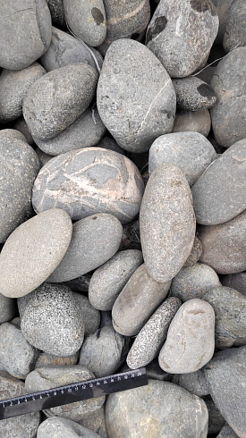 Kamenclub.ru: Галька речная окат (темно-серая) фр. 70-150 мм. купить  в Улан-Уде галька речная темно-серая, синяя, серая речная галька округлая  8000 руб/т   фото КАМЕНЬ КЛУБ