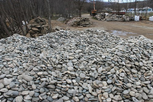 Kamenclub.ru: Галька речная плоская (ассорти) фр. 100-200-300 мм купить  в Улан-Уде галька галечник природный серый, белый темно-серый синий рыжий светло-серый природная галька плоская крупная 8000 руб/т   фото КАМЕНЬ КЛУБ