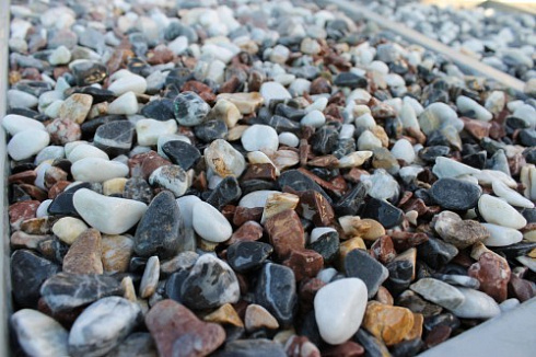 Kamenclub.ru: Мраморная крошка (щебень галтованный микс:белый-черный-розовый-медовый) фр.10-20 мм.  купить в Улан-Уде мрамор белый, медовый, черный, розовый мраморный декоративный ландшафтный окатанный округлый галтованный щебень 15500 руб/т   фото КАМЕНЬ КЛУБ