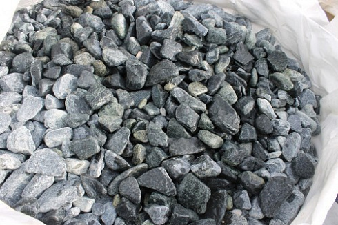 Kamenclub.ru: Щебень галтованный зеленый (змеевик) фр. 50-100 мм.  купить в Улан-Уде галтовка мраморная зеленый, салатовый мрамор 12 500 руб/т   фото КАМЕНЬ КЛУБ