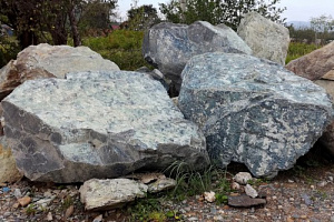 Kamenclub.ru: Змеевик скальник фр. 500-1500 мм.  купить в Улан-Уде змеевик зеленый серый черный глыба скальная колотая 7500 руб/т   фото КАМЕНЬ КЛУБ