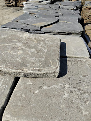 Kamenclub.ru: Песчаник пластушка светло-серый (2,0 см)  купить в Улан-Уде плитняк- ластушка светло-серый, серый рваный ландшафтный плитняк колотый 13800 руб/м3   фото КАМЕНЬ КЛУБ