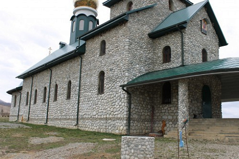 Kamenclub.ru: Галька речная плоская (бело-серая) фр. 100-200-300 мм. купить  в Улан-Уде галька речная плоская серый, белый, бело-серый, серо-белый речная галька плоская  9000 руб/т   фото КАМЕНЬ КЛУБ