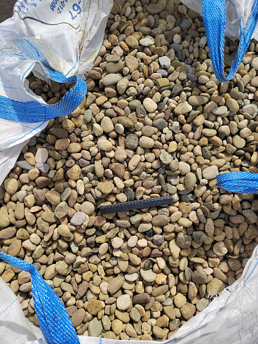 Kamenclub.ru: Галька речная окат рыжая фр. 20-40 мм. купить  в Улан-Уде галька речная окатанная рыжая желтая серая округлая речная галька 5000 руб/т   фото КАМЕНЬ КЛУБ