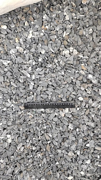 Kamenclub.ru: Щебень галтованный черный (мрамор) фр.10-20 мм.  купить в Улан-Уде мрамор черный с белыми прожилками, черный, белый окатанный округлый ландшафтный декоративный щебень 15000 руб/т   фото КАМЕНЬ КЛУБ