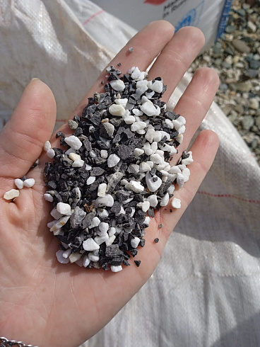 Kamenclub.ru: Мраморная крошка (щебень крошка микс : белый-черный-розовый) фр. 3-5 мм.  купить в Улан-Уде мрамор белый, черный, розовый, разноцветный мраморная каменная крошка декорвтивная 12000 руб/т   фото КАМЕНЬ КЛУБ