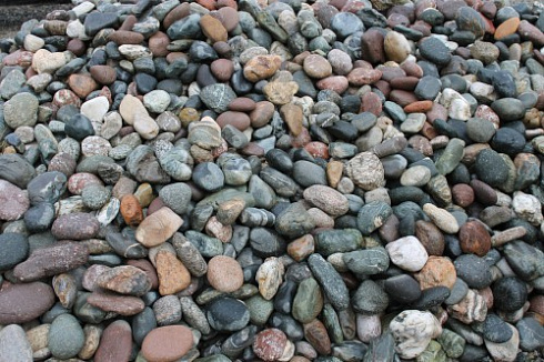 Kamenclub.ru: Галька окат (цветная картошка) фр. 50-100 мм. купить  в Улан-Уде галька природная окатанная серый белый цветной синий темно-серый коричневый округлый галечник окатанный 6800 руб/т   фото КАМЕНЬ КЛУБ