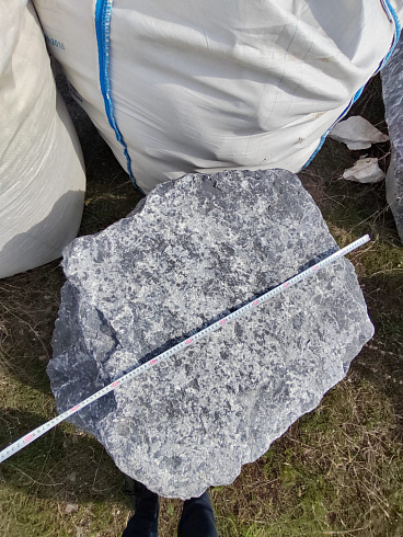 Kamenclub.ru: Черный мрамор скальник фр. 1000-1500 мм.  купить в Улан-Уде мрамор черный белый серый крупный колотый валун ландшафтный 9000 руб/т   фото КАМЕНЬ КЛУБ