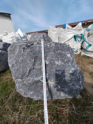 Kamenclub.ru: Черный мрамор скальник фр. 1000-1500 мм.  купить в Улан-Уде мрамор черный белый серый крупный колотый валун ландшафтный 9000 руб/т   фото КАМЕНЬ КЛУБ