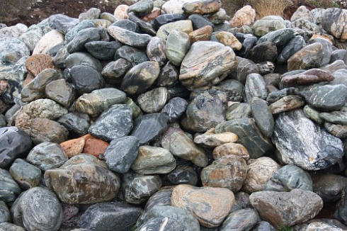 Kamenclub.ru: Ландшафтные валунчики фр.100-500 мм.  купить в Улан-Уде крупный природный камень серый, темно-серый, светло-серый речной валун крупный 4800 руб/т   фото КАМЕНЬ КЛУБ