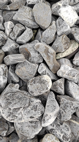 Kamenclub.ru: Щебень галтованный черный (мрамор) фр.40-70 мм.  купить в Улан-Уде мрамор черный с белыми прожилками, черный, белый щебень галтованный округлый 13500 руб/т   фото КАМЕНЬ КЛУБ