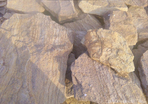 Kamenclub.ru: Песчаник пластушка "фонтанка" желтая (3,0 - 5,0 см)  купить в Улан-Уде песчаник желтая, рыжий, желтый песчаник колотый рваный со сколом облицовочный 16200 руб/м3   фото КАМЕНЬ КЛУБ