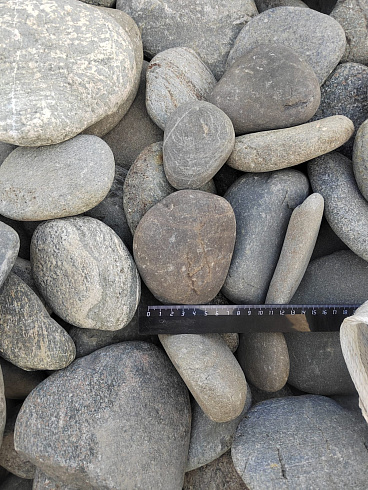 Kamenclub.ru: Галька речная плоская (ассорти) фр. 70-150 мм. купить  в Улан-Уде галька галечник серый белый темно-серый синий светло-серый плоская природная галька  9000 руб/т   фото КАМЕНЬ КЛУБ