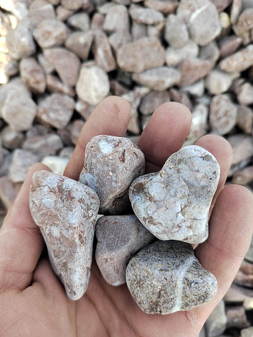 Kamenclub.ru: Мраморная крошка (щебень галтованный розовый) фр.20-40 мм.  купить в Улан-Уде мрамор розовый, красный оголтованный округлый щебень  15000 руб/т   фото КАМЕНЬ КЛУБ