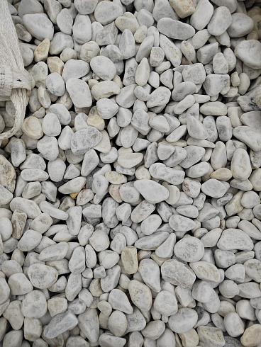 Kamenclub.ru: Мраморная крошка (щебень галтованный белый) фр.40-70 мм.  купить в Улан-Уде мрамор белый молочный айвори окатанный округлый природный камень 17000 руб/т   фото КАМЕНЬ КЛУБ