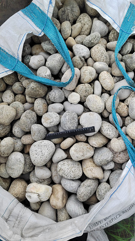 Kamenclub.ru: Галька речная окат (серо-белая) фр. 70-120 мм купить  в Улан-Уде галька галечник бело-серая, серо-белая, серая, белая речная природная галька  8000 руб/т   фото КАМЕНЬ КЛУБ