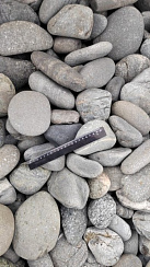 Kamenclub.ru: Галька речная окат (темно-серая) фр. 70-150 мм. купить  в Улан-Уде галька речная темно-серая, синяя, серая речная галька округлая  8000 руб/т   фото КАМЕНЬ КЛУБ