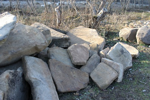 Kamenclub.ru: Песчаник плиты - плахи - пошаговые дорожки (фр. 70-150 мм)  купить в Улан-Уде песчаник серый бежевый желтый зеленый колотый песчаник строительный 6500 руб/т   фото КАМЕНЬ КЛУБ