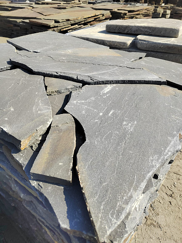 Kamenclub.ru: Песчаник пластушка светло-серый (3,0 см)  купить в Улан-Уде песчаник светло-серый, серый песчаник рваный ландшафтный колотый 13800 руб/м3   фото КАМЕНЬ КЛУБ