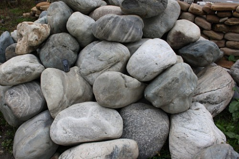 Kamenclub.ru: Речной валун Кабанчик фр.300-500 мм.  купить в Улан-Уде крупный природный камень галька серый, темно-серый речной валун галечник масштабный 7000 руб/т   фото КАМЕНЬ КЛУБ