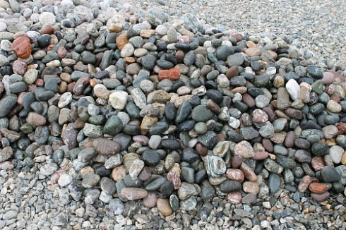 Kamenclub.ru: Галька окат (цветная картошка) фр. 50-100 мм. купить  в Улан-Уде галька природная окатанная серый белый цветной синий темно-серый коричневый округлый галечник окатанный 6800 руб/т   фото КАМЕНЬ КЛУБ