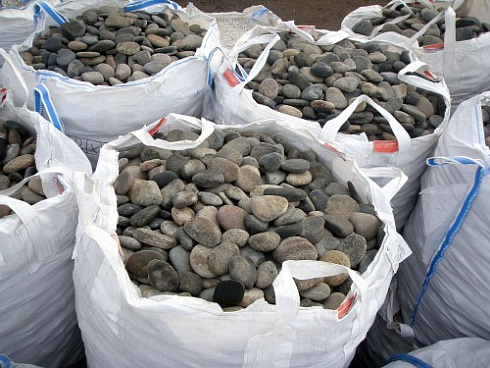 Kamenclub.ru: Галька речная плоская (ассорти) фр. 70-150 мм. купить  в Улан-Уде галька галечник серый белый темно-серый синий светло-серый плоская природная галька  9000 руб/т   фото КАМЕНЬ КЛУБ