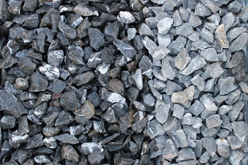 Kamenclub.ru: Щебень крошка черный (мрамор) фр. 20-40 мм.  купить в Улан-Уде мрамор черный с белыми прожилками мраморная каменная крошка 11000 руб/т   фото КАМЕНЬ КЛУБ