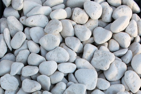 Kamenclub.ru: Мраморная крошка (щебень галтованный белый) фр.40-70 мм.  купить в Улан-Уде мрамор белый молочный айвори окатанный округлый природный камень 17000 руб/т   фото КАМЕНЬ КЛУБ