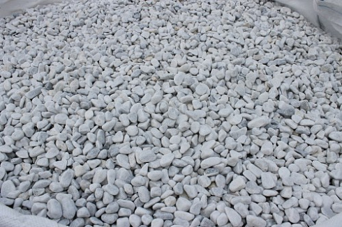 Kamenclub.ru: Мраморная крошка (щебень галтованный белый) фр.10-20 мм.  купить в Улан-Уде мрамор белый, молочный, айвори окатанный округлый декоративный ландшафтный щебень 17000 руб/т   фото КАМЕНЬ КЛУБ