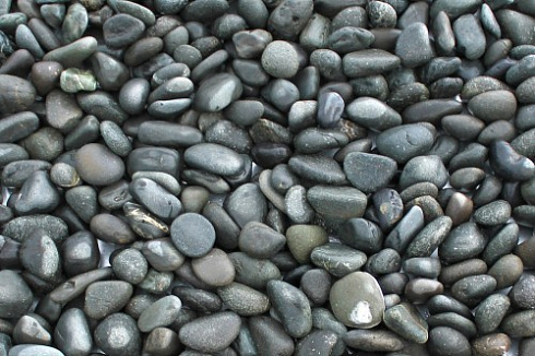 Kamenclub.ru: Галька речная окат (темно-серая) фр. 70-150 мм. купить  в Улан-Уде галька речная темно-серая, синяя, серая речная галька округлая  8000 руб/т   фото КАМЕНЬ КЛУБ