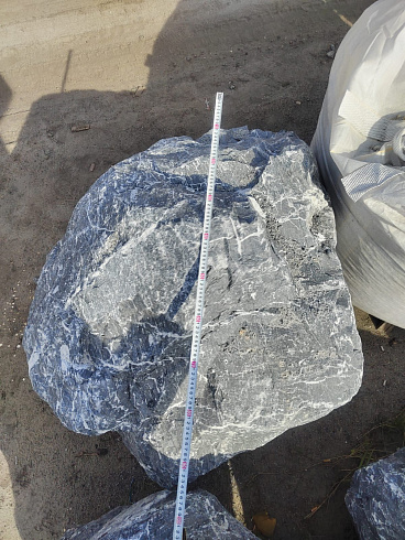 Kamenclub.ru: Черный мрамор скальник фр. 1000-1500 мм.  купить в Улан-Уде мрамор черный белый серый крупный колотый валун ландшафтный 9000 руб/т   фото КАМЕНЬ КЛУБ