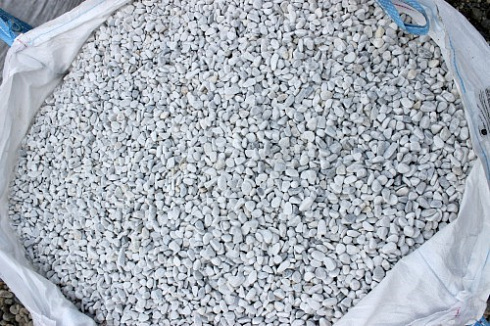 Kamenclub.ru: Мраморная крошка (щебень галтованный белый) фр.10-20 мм.  купить в Улан-Уде мрамор белый, молочный, айвори окатанный округлый декоративный ландшафтный щебень 17000 руб/т   фото КАМЕНЬ КЛУБ