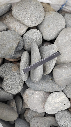 Kamenclub.ru: Галька речная плоская (темно-серая) фр. 70-150 мм. купить  в Улан-Уде галечник природный темно-серый серый синий речная плоская природная окатанная  9000 руб/т   фото КАМЕНЬ КЛУБ