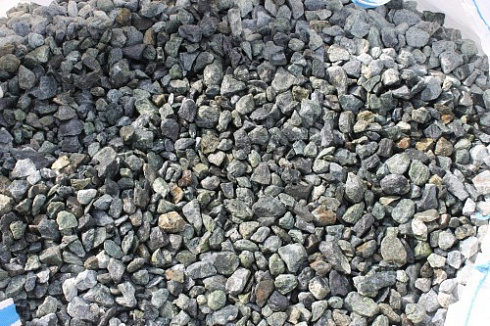 Kamenclub.ru: Щебень крошка зеленый (змеевик) фр. 20-40 мм.  купить в Улан-Уде мрамор зеленый, салатовый ландшафтная мраморная крошка 8500 руб/т   фото КАМЕНЬ КЛУБ