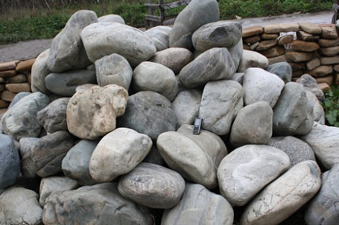 Kamenclub.ru: Речной валун Кабанчик фр.300-500 мм.  купить в Улан-Уде крупный природный камень галька серый, темно-серый речной валун галечник масштабный 7000 руб/т   фото КАМЕНЬ КЛУБ