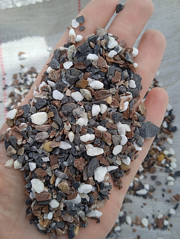 Kamenclub.ru: Мраморная крошка (щебень крошка микс : белый-черный-розовый) фр. 5-10 мм.  купить в Улан-Уде мрамор белый, черный, розовый, разноцветный микс декоративная мраморная каменная крошка 12000 руб/т   фото КАМЕНЬ КЛУБ