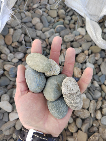 Kamenclub.ru: Галька речная окат (пестрая) фр. 20-40 мм. купить  в Улан-Уде галька речная пестрая, серая, серые оттенки галька речная окатанная округлая 5000 руб/т   фото КАМЕНЬ КЛУБ