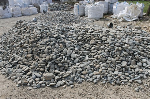 Kamenclub.ru: Галька речная плоская (ассорти) фр. 70-150 мм. купить  в Улан-Уде галька галечник серый белый темно-серый синий светло-серый плоская природная галька  9000 руб/т   фото КАМЕНЬ КЛУБ