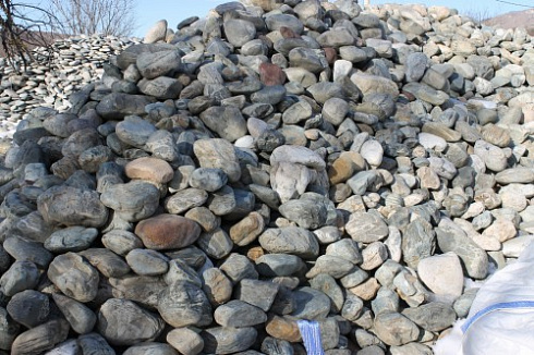 Kamenclub.ru: Ландшафтные валунчики фр.100-500 мм.  купить в Улан-Уде крупный природный камень серый, темно-серый, светло-серый речной валун крупный 4800 руб/т   фото КАМЕНЬ КЛУБ