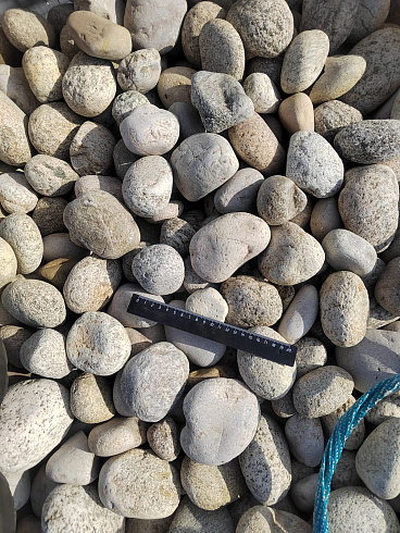 Kamenclub.ru: Галька речная окат (серо-белая) фр. 70-120 мм купить  в Улан-Уде галька галечник бело-серая, серо-белая, серая, белая речная природная галька  8000 руб/т   фото КАМЕНЬ КЛУБ